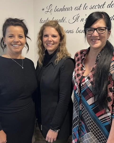 L'équipe de coiffeuses du salon Coiffure Un gars, Une fille à Princeville