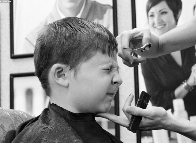 Enfant se faisant couper les cheveux