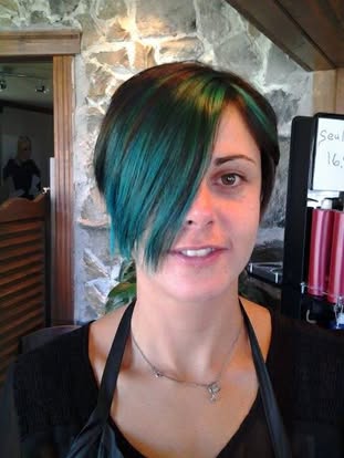 Coloration et style réalisés au salon